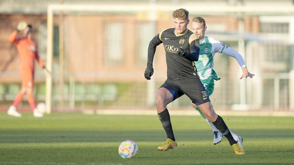 Marek Janssen wirkte als Probespieler im Meppener Testspiel beim Bundesligisten Werder Bremen mit und wird in dieser Szene von Christian Groß verfolgt. Foto: Imago