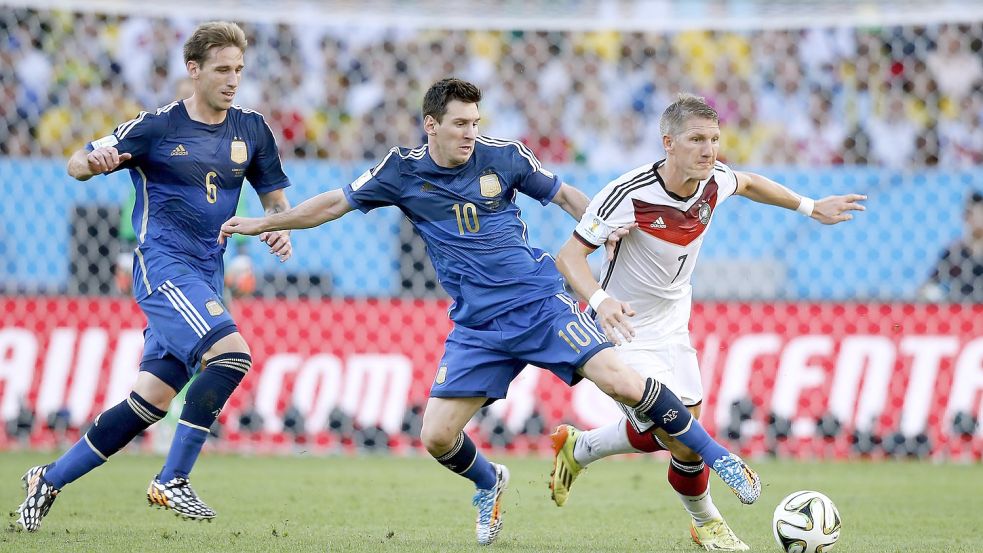 Bastian Schweinsteiger (rechts) im WM-Finale 2014 gegen Argentiniens Lionel Messi (Mitte). Foto: imago/Laci Perenyi