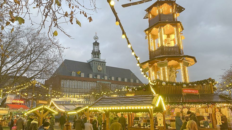 Der Emder Engelkemarkt im Stadtgarten mit der bekannten Weihnachtspyramide. Im Hintergrund sieht das „malerische Rathaus“, wie es das Geo-Magazin betitelt. Foto: Löschen