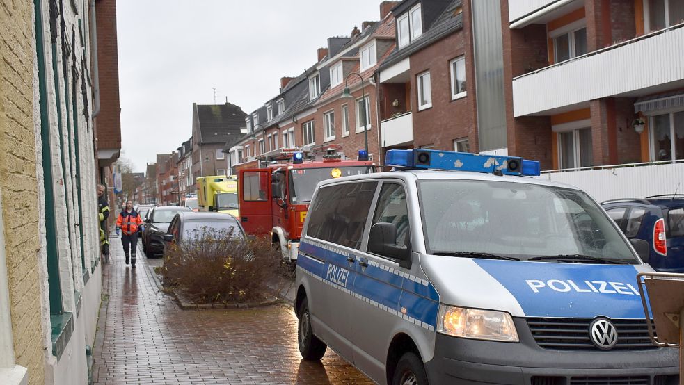 Um Weihnachten herum vor zwei Jahren hatte es mehrere Notfalltüröffnungen in Emden gegeben – hier in der Osterstraße. Oft hatten Nachbarn aus Sorge angerufen. Foto: Hanssen/Archiv