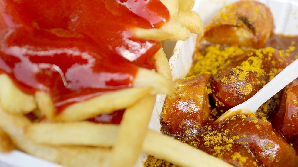 Nicht gut, aber leider geil: Die Currywurst mit Pommes gilt als Inbegriff des ungesunden Mittagssnacks. Aber ist sie vielleicht besser als gar nichts? Foto: Berg/dpa