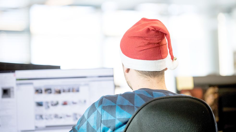 Müssen Sie an Heiligabend arbeiten? Damit sind sie nicht allein. Rund 20 Prozent aller Erwerbstätigen muss an Weihnachten „schaffen“. Foto: picture alliance/dpa