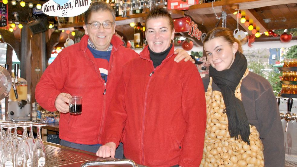 Sascha, Peggy und Sally Heine (von links) lassen sich auch von Marktstress nicht die Weihnachtszeit verderben. Foto: Schönig