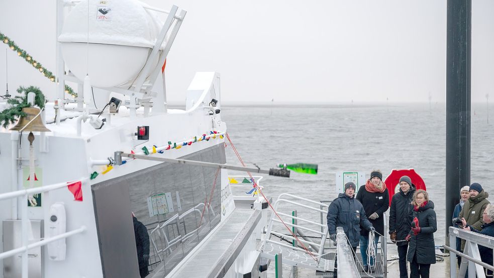 Der neue „WattnExpress“ liegt während der Schiffstaufe im Hafen von Spiekeroog. Foto: Nordseebad Spiekeroog GmbH/ Patrick Kösters