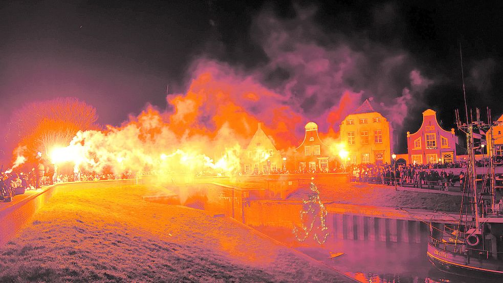 Greetsiel in Flammen: Hunderte Gäste und Einheimische trafen sich vor der Pandemie zu den Jahreswechseln im Hafen und im historischen Ortskern. Archivfoto: Wagenaar