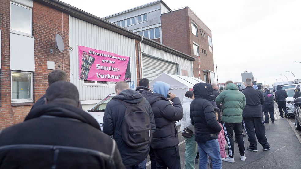 Zum Verkaufsstart von Feuerwerkskörpern standen etliche Menschen wie hier in Hamburg für Böller an. Foto: dpa/Marcus Brandt