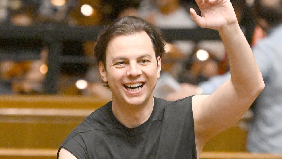 Lacht am Dirigentenpult, schweigt zum Krieg in der Ukraine: Teodor Currentzis ist zu einer kontrovers diskutierten Figur geworden, und das nicht nur aus musikalischer Sicht. Foto: AFP/Barbara Gindl