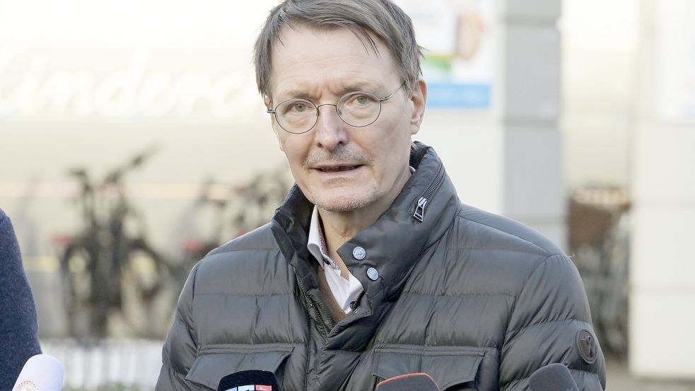 Karl Lauterbach bei einem Pressestatement nach dem Besuch der Kinderklinik der CharitÃ im CharitÃ Virchow-Klinikum CVK Foto: IMAGO/Frederic Kern