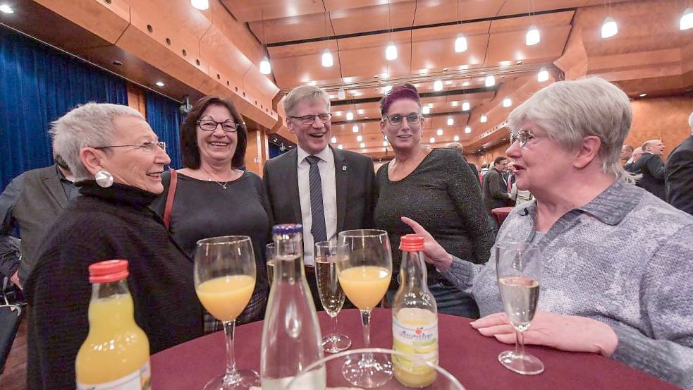 Horst Feddermann fühlte sich bei seinem ersten Neujahrsempfang 2020 im Kreis von vier Frauen offenbar sehr wohl. Foto: Archiv/Ortgies