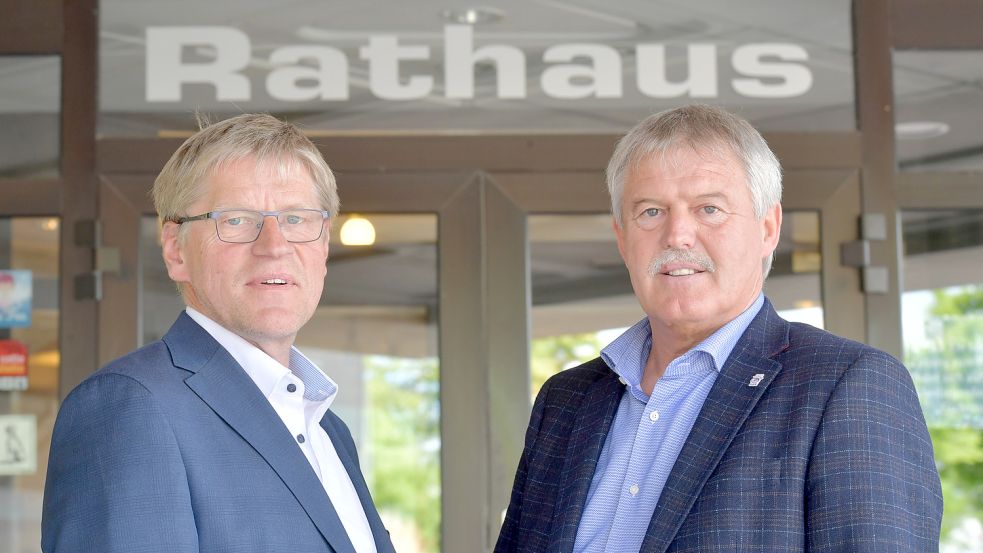 Hardwig Kuiper (rechts) verlässt das Rathaus offiziell Mitte des Jahres. Horst Feddermann ordnet derzeit die Verwaltung neu. Foto: Archiv/Ortgies