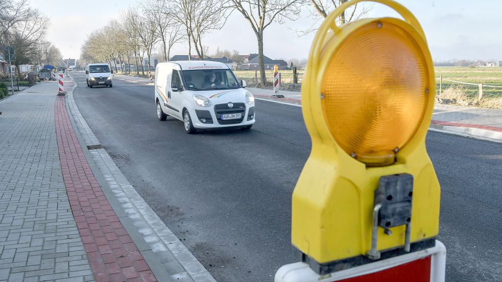 In diesem Abschnitt der Uphuser Straße wird in der zweiten Wochenhälfte der Asphalt aufgetragen. Foto: Ortgies