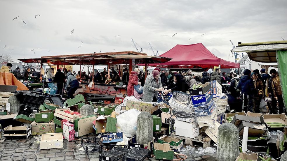 Wenn der Hamburger Fischmarkt um 9.30 Uhr vorbei ist, bleiben viele Kisten mit Müll und Lebensmitteln übrig. Foto: Laura Wolfert