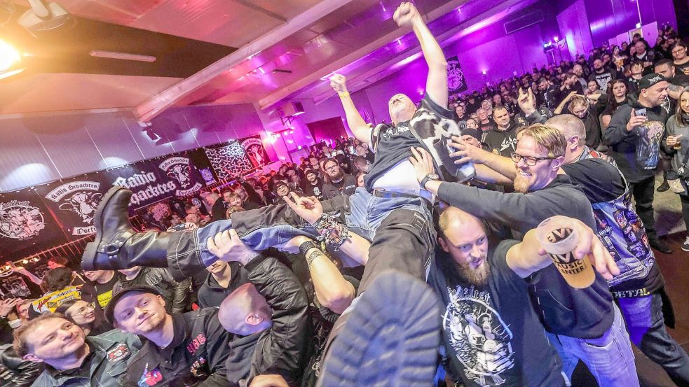 Kuhzifer-Chef Uwe Harms wird auf Händen getragen. Festivalbesucher nennen ihn den Papa der Metal-Familie. Fotos: Hock