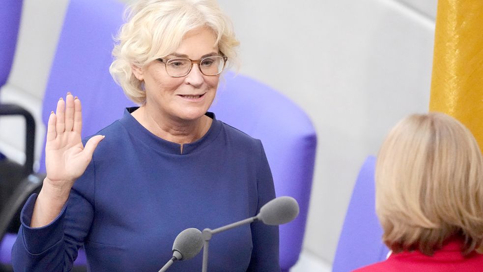 Am 8. Dezember wurde Christine Lambrecht als Verteidgungsministerin vereidigt. Es folgten Monate voller Skandale und Skandälchen Foto: Kay Nietfeld/dpa