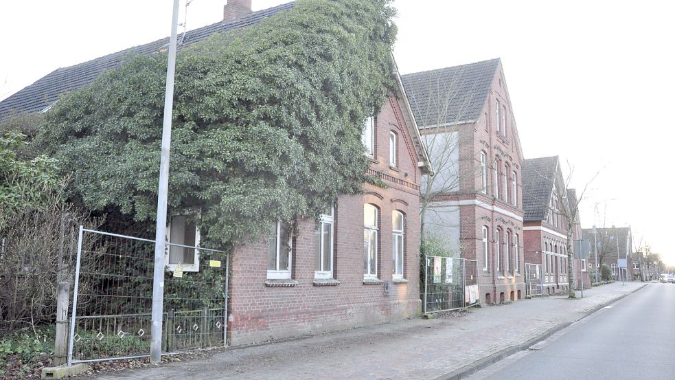 Bieten schon lange Diskussionsstoff in Leer: Drei Gebäude an der Ubbo-Emmius-Straße, die seit Jahren nicht genutzt und gepflegt werden. Foto: Wolters