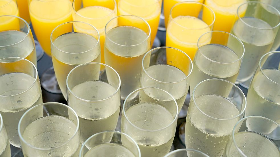 Mit Sekt anzustoßen, gehört bei Feierlichkeiten einfach dazu. Aber wer sagt, dass der Sekt für die feierliche Stimmung Alkohol enthalten muss? Foto: Imago images/ Peter Endig