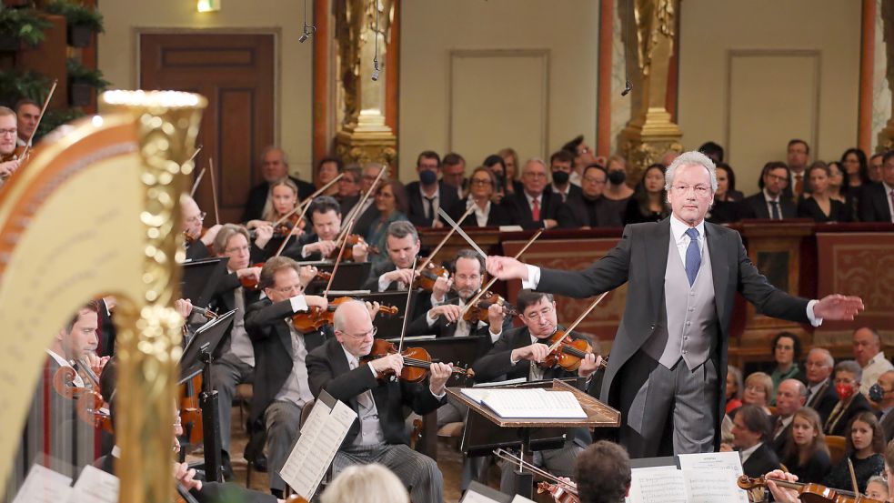 Franz Welser-Möst, Dirigent des Neujahrskonzerts der Wiener Philharmoniker, dirigiert während einer Probe im Großen Saal des Wiener Musikvereins vor dem Neujahrskonzert 2023. Foto: WIENER PHILHARMONIKER/APA