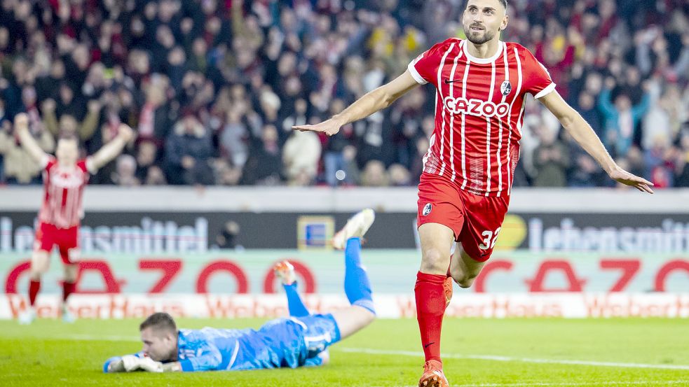 Ein häufiges Bild in dieser Saison: Vincenzo Grifo dreht jubelnd nach einem Tor ab, der Torwart bleibt geschlagen zurück. Foto: picture alliance/dpa/Tom Weller