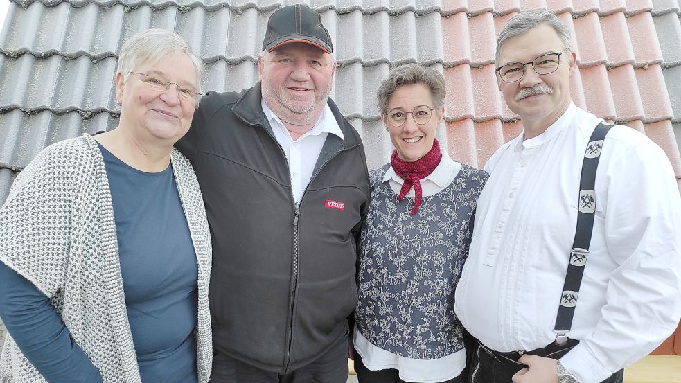 22 Jahre lang führten Boris Schult (rechts) und Hinrich Berends gemeinsam das Dachdeckerunternehmen „Schult & Berends“ in Bunde. Jetzt zog sich Berends aus Altersgründen zurück. Das Foto zeigt beide mit ihren Ehefrauen Bärbel Berends (links) und Bianca Schult.