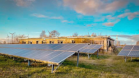 Rund um die Ruine der Leitwarte der einstigen Raketenabschussstation der Wiesmoorer Kaserne gibt es schon einen Solarpark. Er liegt allerdings auf dem Gebiet der Gemeinde Großefehn. Foto: Cordsen