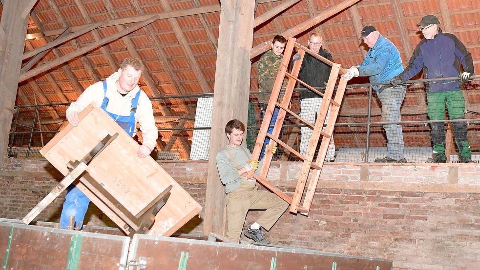 Helfer des Vereins Museumsfrünnen haben jetzt mit dem großen Aufräumen in den Scheunen der beiden Gulfhöfe begonnen. Im Vordergrund sind der Vorsitzende Maximilian Lohmann (rechts) und sein Stellvertreter Martin Busker Foto: Wagenaar