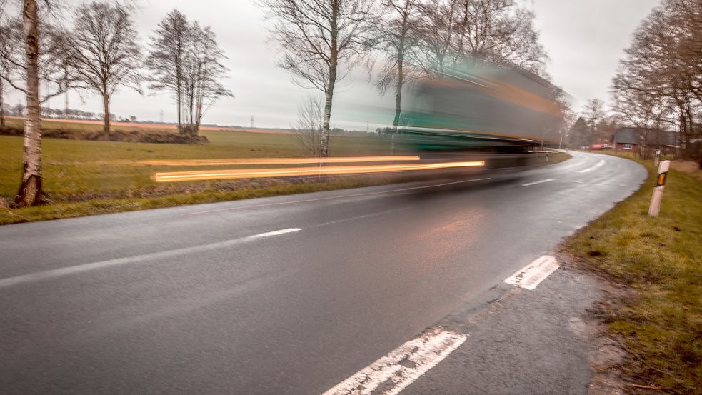 Auch Lastwagen fahren zahlreich über die Ulbarger Straße. Die Langzeitbelichtung soll das Tempo der Fahrzeuge verdeutlichen. Foto: Cordsen