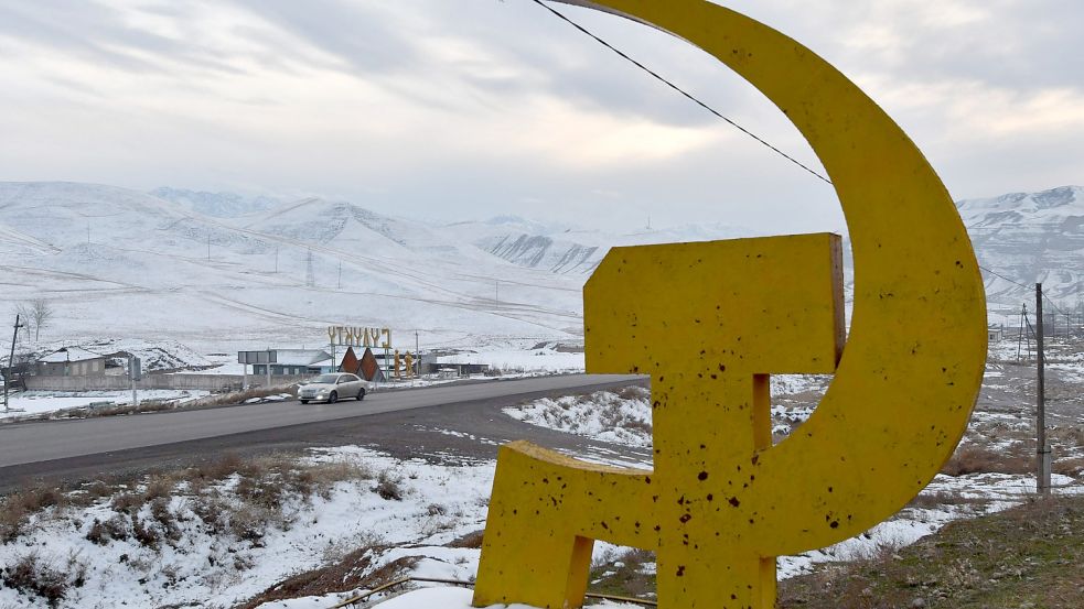 Hammer und Sichel über einer chinesisch betriebenen Kohle- und Graphitmine in Kirgistan. Foto: AFP/VYACHESLAV OSELEDKO