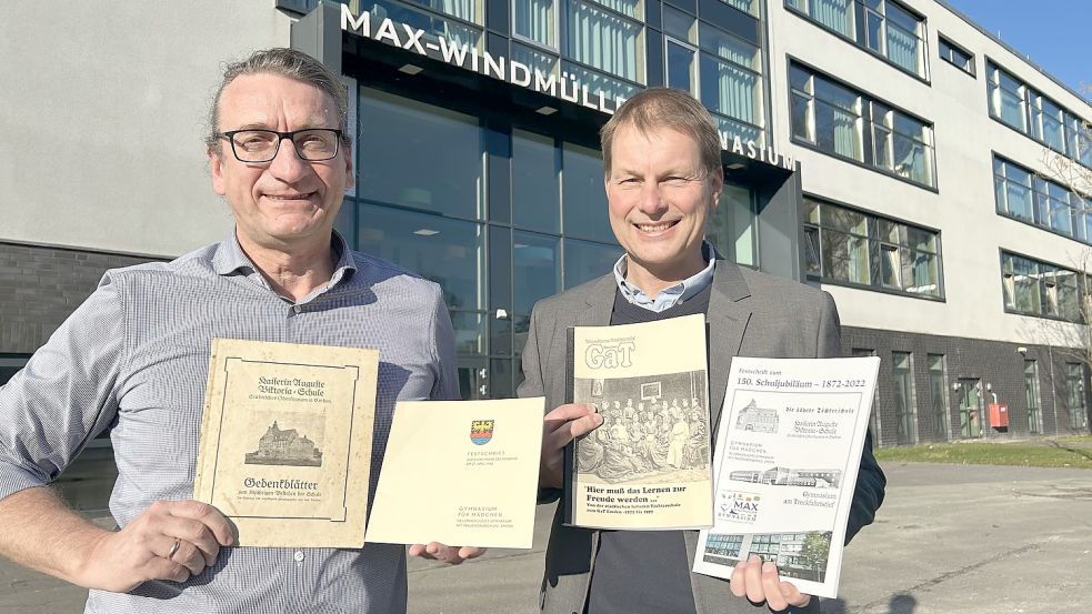 Zum 150-jährigen Bestehen des Maximilian-Windmüller-Gymnasiums gibt es eine aktuelle Festschrift. Schulleiter Frank Tapper (rechts) und Lehrer Kai Gembler zeigen bei der Gelegenheit eine Sammlung von früheren Jubiläen. Foto: Heinig