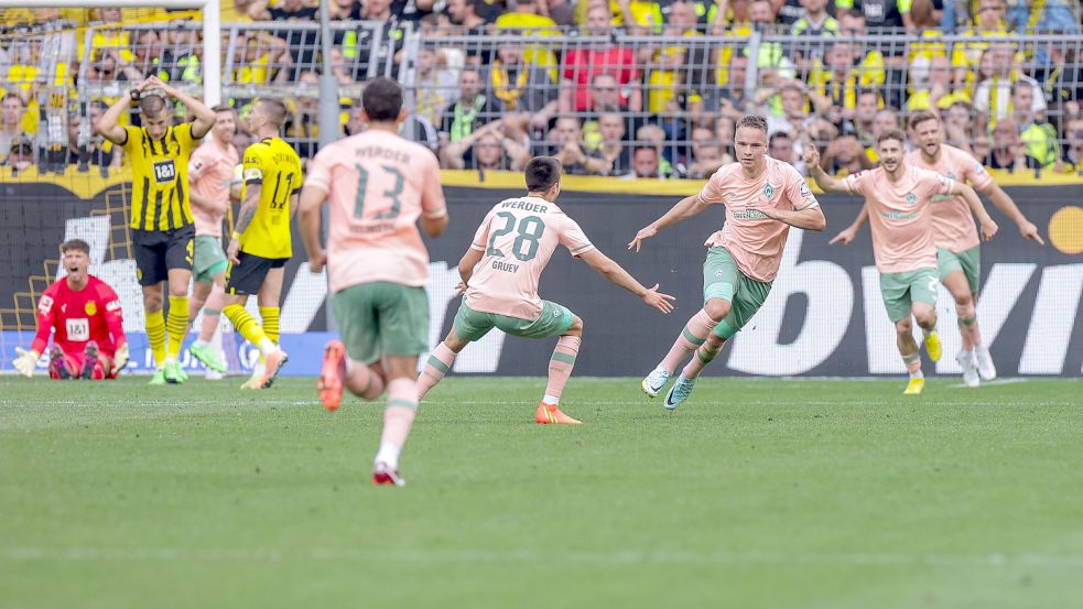 Der SV Werder Bremen, der ein verrücktes Hinspiel (Foto) gewann, empfängt Borussia Dortmund. Foto: imago-images/RHR-Foto