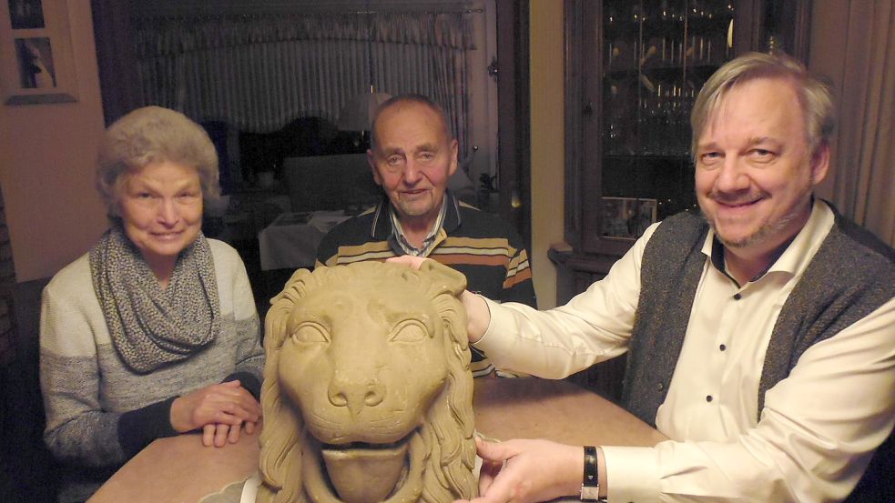 Edith (von links) und Johann Gronewold bei der Übergabe des „Neermoorer Löwenkopfes“ an Dr. Klaas-Dieter Voß. Foto: Johannes-a-Lasco-Bibliothek