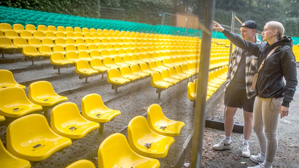 Wo und wie sollen die Besucher am Besten in den Ausruh-Bereich der Tribüne gelangen? Die Orgainsatoren des „Planet Future“-Festivals, Moritz Radde und Marah Schön, fachsimpelten beim Aufbau im September. Seit vorigem Jahr sind die früheren roten Sitze durch neuere in den Stadtfarben Gelb und Grün ersetzt worden. Foto: Archiv/Cordsen