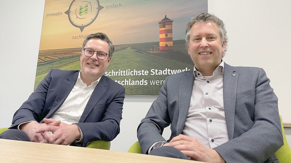 Dr. Stefan Volkmer (links) und der neue Stadtwerke-Chef Jens Gieselmann sitzen in einem Besprechungsraum des Kundenzentrums in Emden, wo sie die Folgen einer Kommunikationspanne erklärten. Nach zwei turbulenten Wochen können sie wieder etwas entspannter lachen. Foto: Päschel