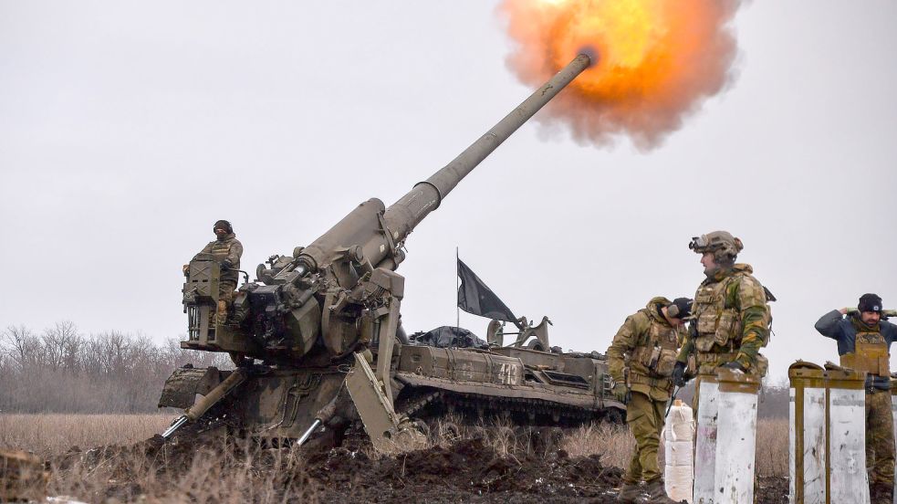 Ukrainische Soldaten feuern Artilleriegeschosse auf russische Stellungen in Bachmut. Foto: imago-images/ZUMA Wire