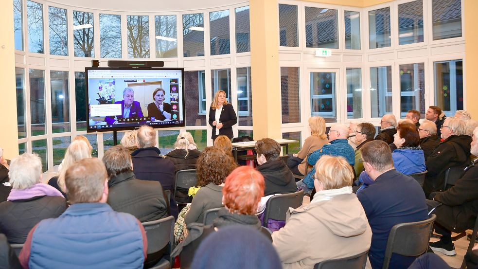 Bürgermeisterin Hilke Looden (Mitte, stehend) stellte zusammen mit Gerhard Wendl (auf dem Bildschirm, von links) und Claudia Oberhofer das geplante Hotelprojekt vor. Foto: Wagenaar