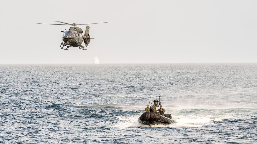 Die Kampfschwimmer und ein Hubschrauber rücken an, um einen Angriff auf die Fregatte „Hessen“ zu simulieren: Beim Pistorius-Besuch in Eckernförde zeigte die Marine, was sie kann. Foto: Marcus Dewanger