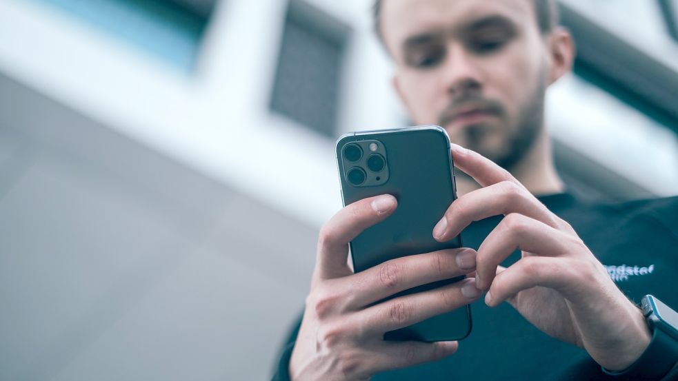 Das Warnsystem Cell Broadcast wird in Deutschland Ende Februar 2023 ausgerollt. Foto: Unsplash/Jonas Leupe