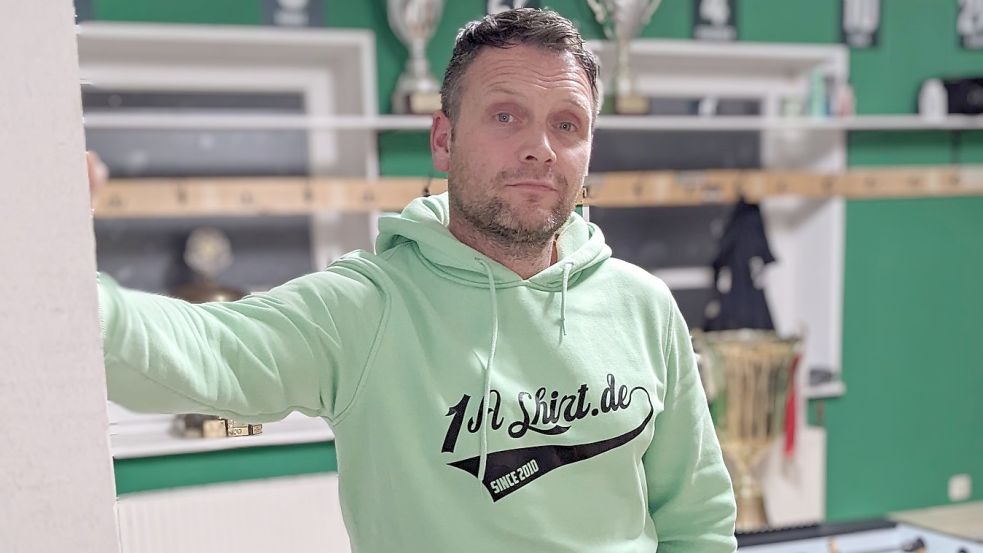 Bernd Grotlüschen im heiligen Raum der Firreler Mannschaft: der Kabine. Diese hat die Mannschaft in der Winterpause aufwändig aufgepeppt. Foto: Homes