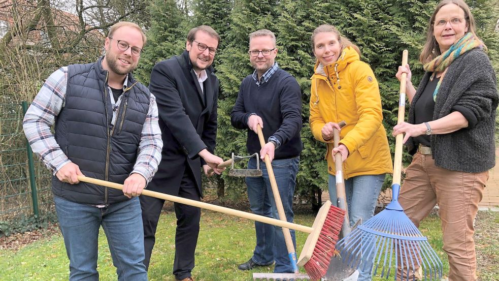 Die Macherinnen und Macher von #emdenmacht: (von links) Gemeinwesen-Mitarbeiter Oliver van Grieken, Oberbürgermeister Tim Kruithoff, Sven Dübbelde von der Freiwilligenagentur der Stadt, Ilka Janssen vom BEE und Wilma Wermuth vom Fachdienst Gemeinwesen packten symbolisch schon mal an. Foto: H. Müller