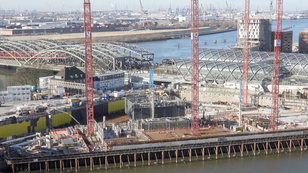 Der Bau des Elbtowers geht voran: Nachdem das Fundament zum größten Teil bis zum Jahresende 2022 gegossen wurde, werden jetzt die ersten Geschosswände hochgezogen. Foto: CityNewsTv