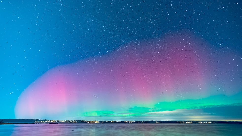 Auch über der Flensburger Förde waren vor einigen Tagen Polarlichter mit bloßem Auge zu erkennen. In den kommenden Tagen könnte sich das wiederholen. Foto: Matthias Kirsch