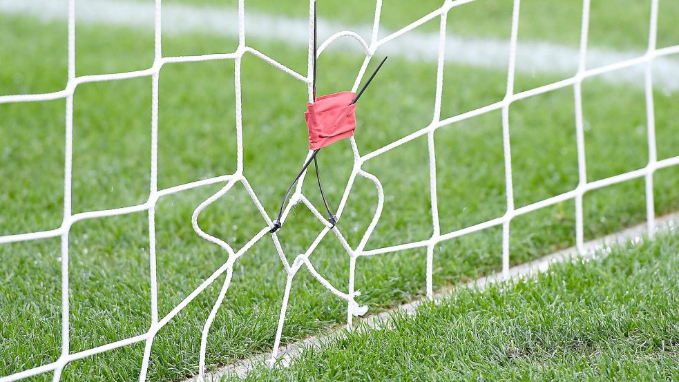 Ein Loch im Tornetz sorgt bei der Partie Bayern Leverkusen gegen Hertha BSC für einen verspäteten Halbzeitbeginn. Foto: imago images/Revierfoto