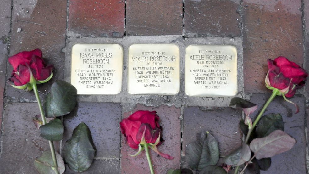 Nach der Verlegung wurden Rosen an den Stolpersteinen niedergelegt. Foto: Wolters