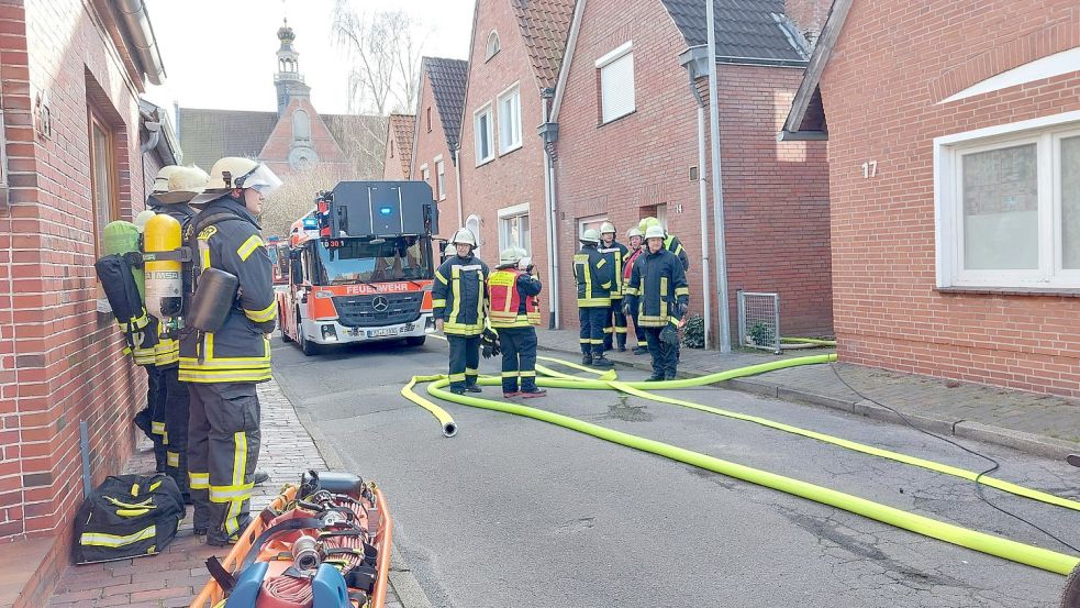 Ein Großaufgebot der Feuerwehr war zu einem vermeldeten Hausbrand ausgerückt. Fotos: Hanssen