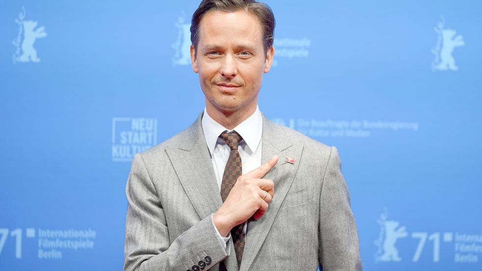 Tom Schilling verspeist in der Bestseller-Verfilmung „Der Pfau“ einen der titelgebenden Vögel. Foto: dpa