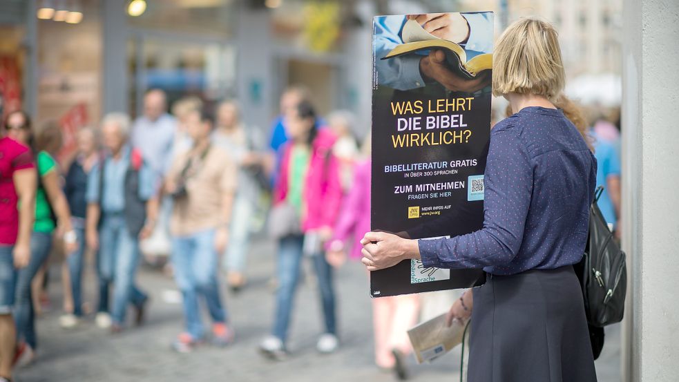 Zeugen Jehovas werben häufig in Fußgängerzonen für ihre Religion. Foto: dpa
