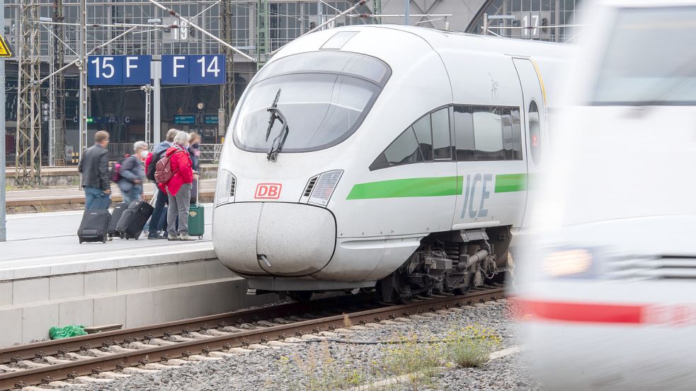 Warten auf die Bahn - das müssen immer mehr Menschen. Die Bahn hat ihren geplanten Deutschlandtakt auf das Jahr 2070 verschoben Foto: dpa/Christophe Gateau