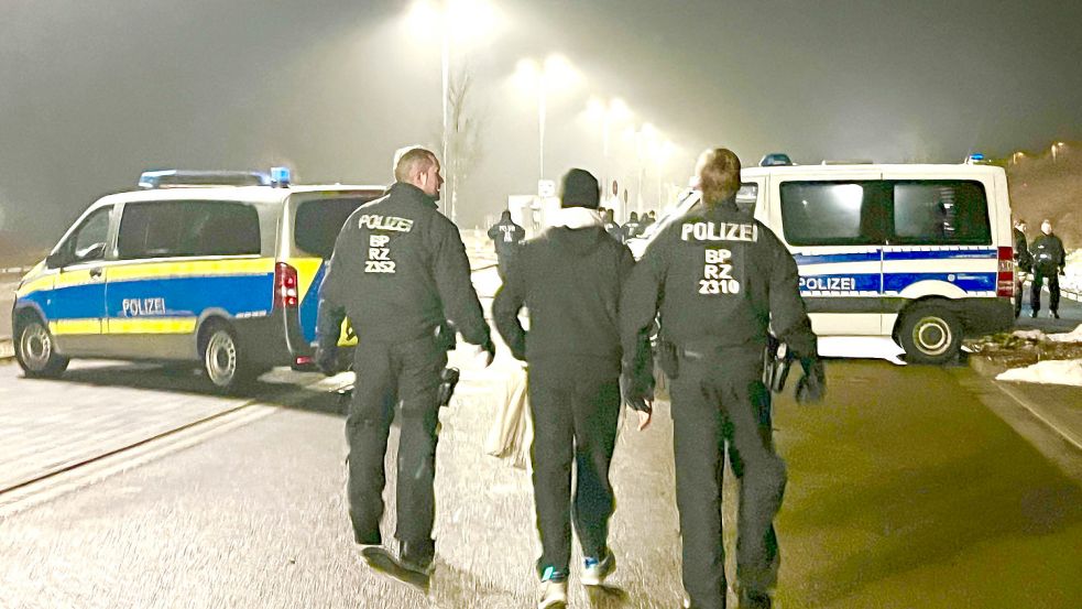 Die Polizei war mit zahlreichen Einsatzkräften an der Tankstelle vor Ort. Foto: Timo Jann