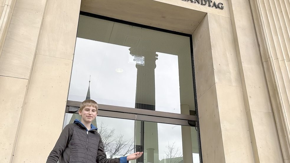 Gestikuliert vor dem Landtag in Hannover und debattiert schon wie ein Großer: Martin Berkenheide. Der 14-Jährige besucht die 9. Klasse des Evangelischen Gymnasiums Nordhorn in der Grafschaft Bentheim. Foto: Lars Laue