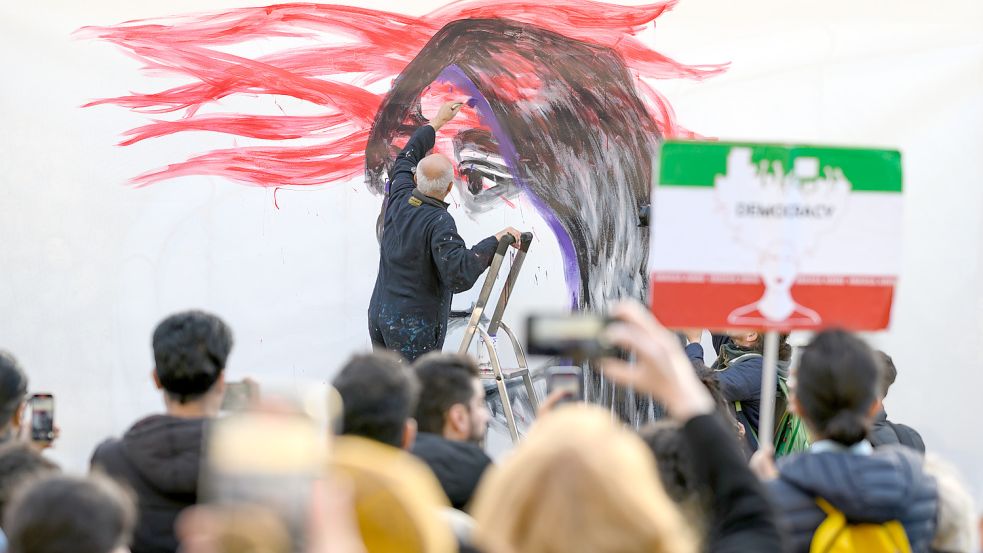 Solidaritätsbekundung mit iranischer Freiheitsbewegung: Wandbild von Jina Mahsa Amini auf der East Side Gallery in Berlin. Foto: dpa/Bernd von Jutrczenka