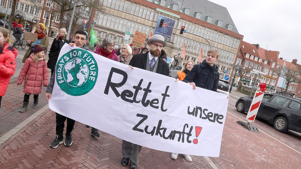 Nicht nur Schülerinnen und Schüler, sondern auch Studierende und Erwchsene gingen am Freitag in Emden auf die Straße. Die Zahl der Klimastreiker blieb aber dennoch hinter den Erwartungen zurück. Foto: Hock